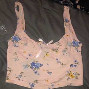 Pink floral crop tank🤍🌸